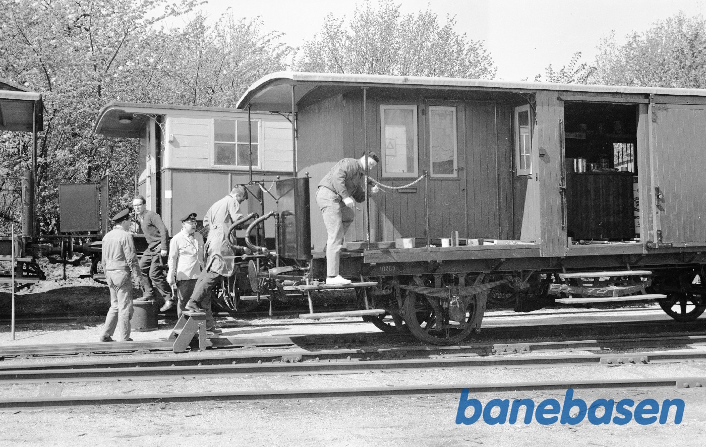 Post-og rejsegodsvogn HHGB D 1 under istandsættelse Post-og rejsegodsvogn HHGB D 1 under istandsættelse