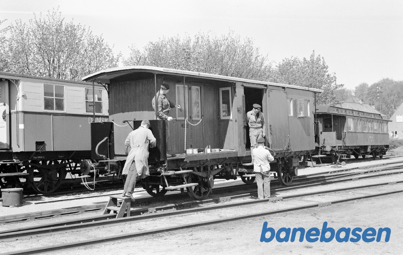 Post-og rejsegodsvogn HHGB D 1 under istandsættelse Post-og rejsegodsvogn HHGB D 1 under istandsættelse