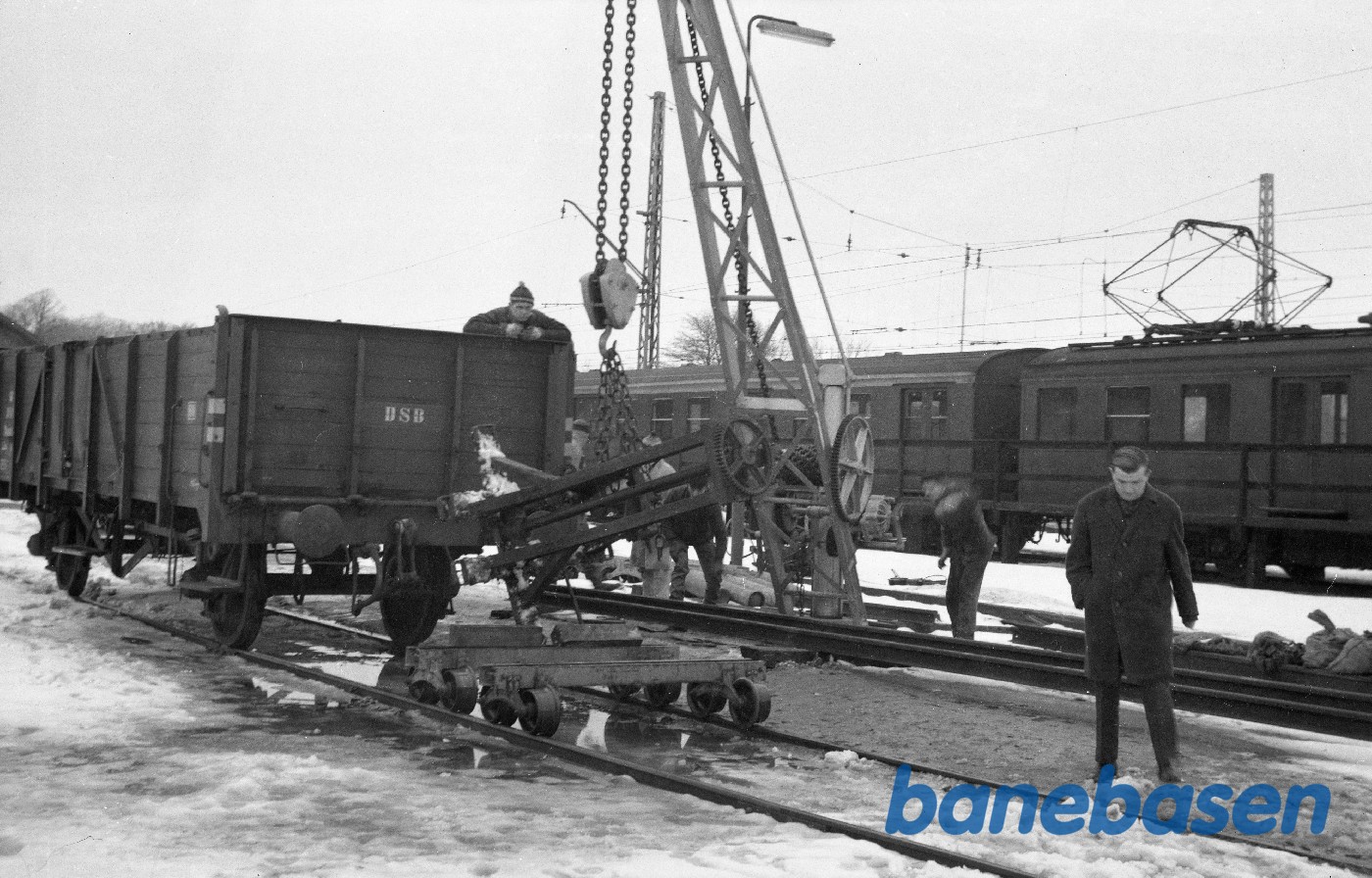 Aflæsning af løftebukke fra PB-vogn Aflæsning af løftebukke fra PB-vogn