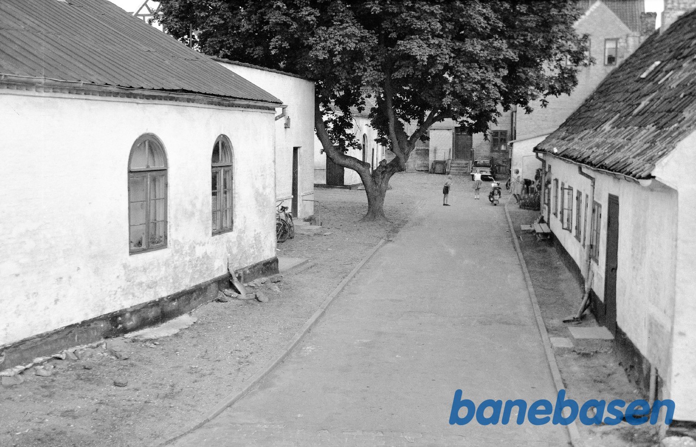 T.v. oprindelig remise, stationsbygning (tilbagetrukket) og toiletbygn. (bag træet) i nuv. Nørregade T.v. oprindelig remise, stationsbygning (tilbagetrukket) og toiletbygn. (bag træet) i nuv. Nørregade