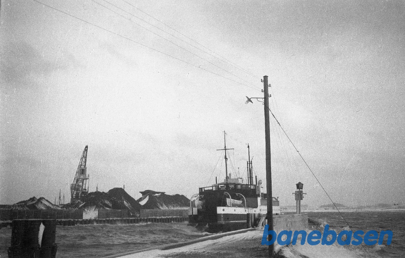 M/F Mommark under indsejling i høj sø M/F Mommark under indsejling i høj sø