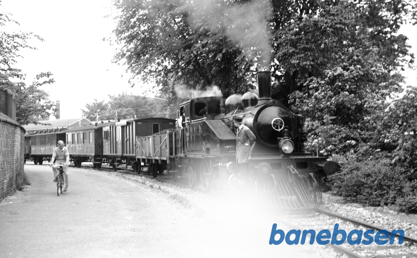 OKMJ nr. 14 med veterantog på vej fra Helsingør til Grønnehave OKMJ nr. 14 med veterantog på vej fra Helsingør til Grønnehave