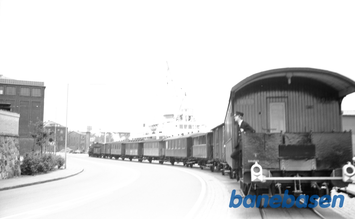 OKMJ nr. 14 med veterantog på vej fra Helsingør til Grønnehave OKMJ nr. 14 med veterantog på vej fra Helsingør til Grønnehave