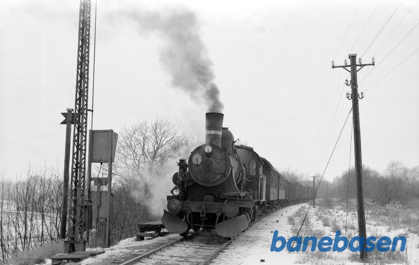 Damplokomotiv D 830 med godstog for stop ved I-signalet til Slagelse, kommer fra Høng Damplokomotiv D 830 med godstog for stop ved I-signalet til Slagelse, kommer fra Høng