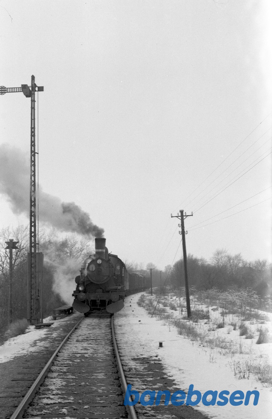 Damplokomotiv D 830 med godstog for stop ved I-signalet til Slagelse, kommer fra Høng Damplokomotiv D 830 med godstog for stop ved I-signalet til Slagelse, kommer fra Høng