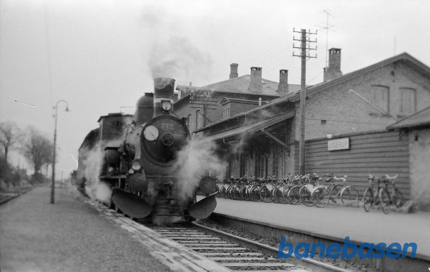 Damplokomotiv C 712 med godstog på Jyderup station Damplokomotiv C 712 med godstog på Jyderup station