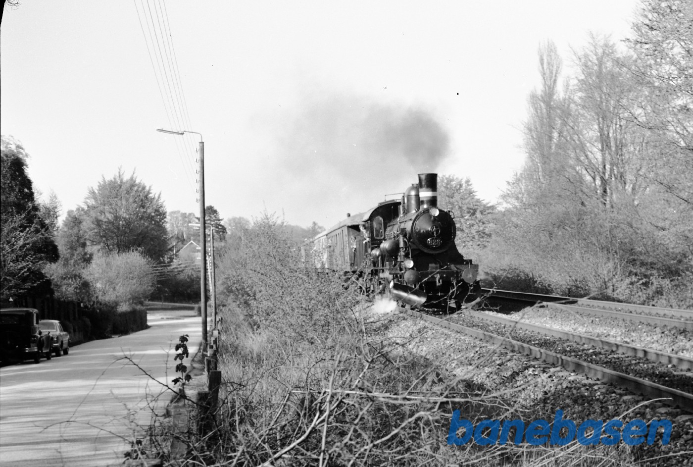 D 826 med veterantog på vej op ad bakken til Snekkersten, Nørrevej til venstre D 826 med veterantog på vej op ad bakken til Snekkersten, Nørrevej til venstre