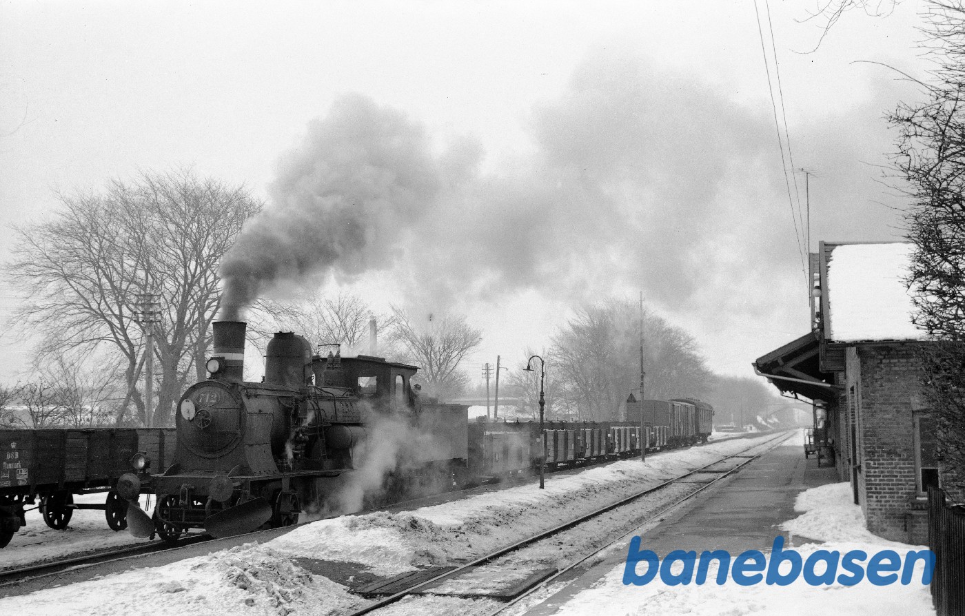Damplokomotiv C 712 med godstog på Svebølle station Damplokomotiv C 712 med godstog på Svebølle station