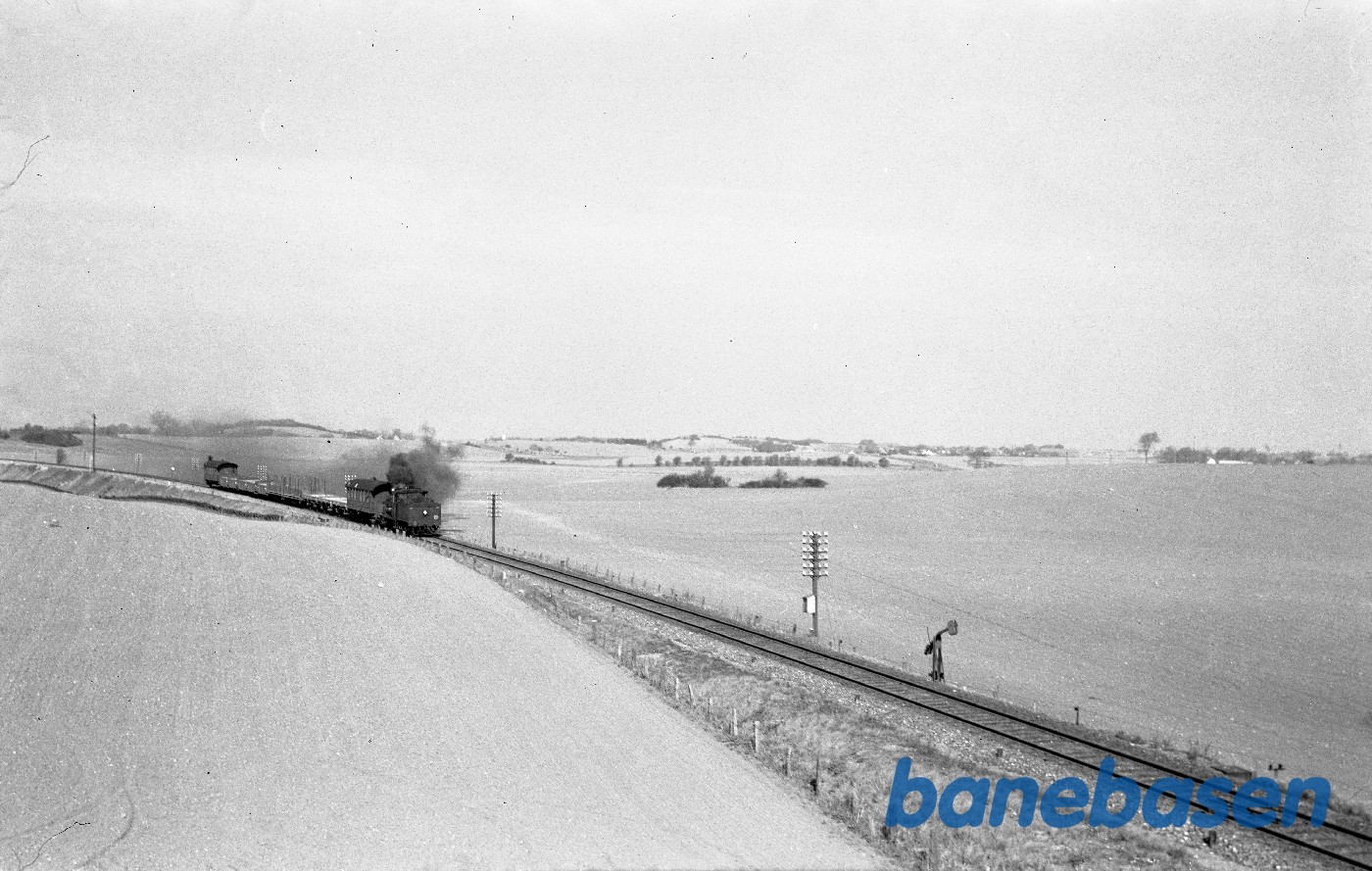 Damplokomotiv C-maskine med godstog under indkørsel fra Kalundborg Damplokomotiv C-maskine med godstog under indkørsel fra Kalundborg