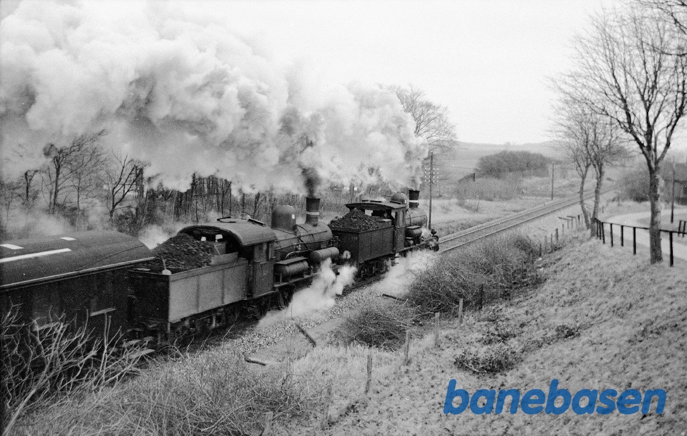 Damplokomotiv C 712 + D 825 med godstog kort efter Kalundborg Damplokomotiv C 712 + D 825 med godstog kort efter Kalundborg