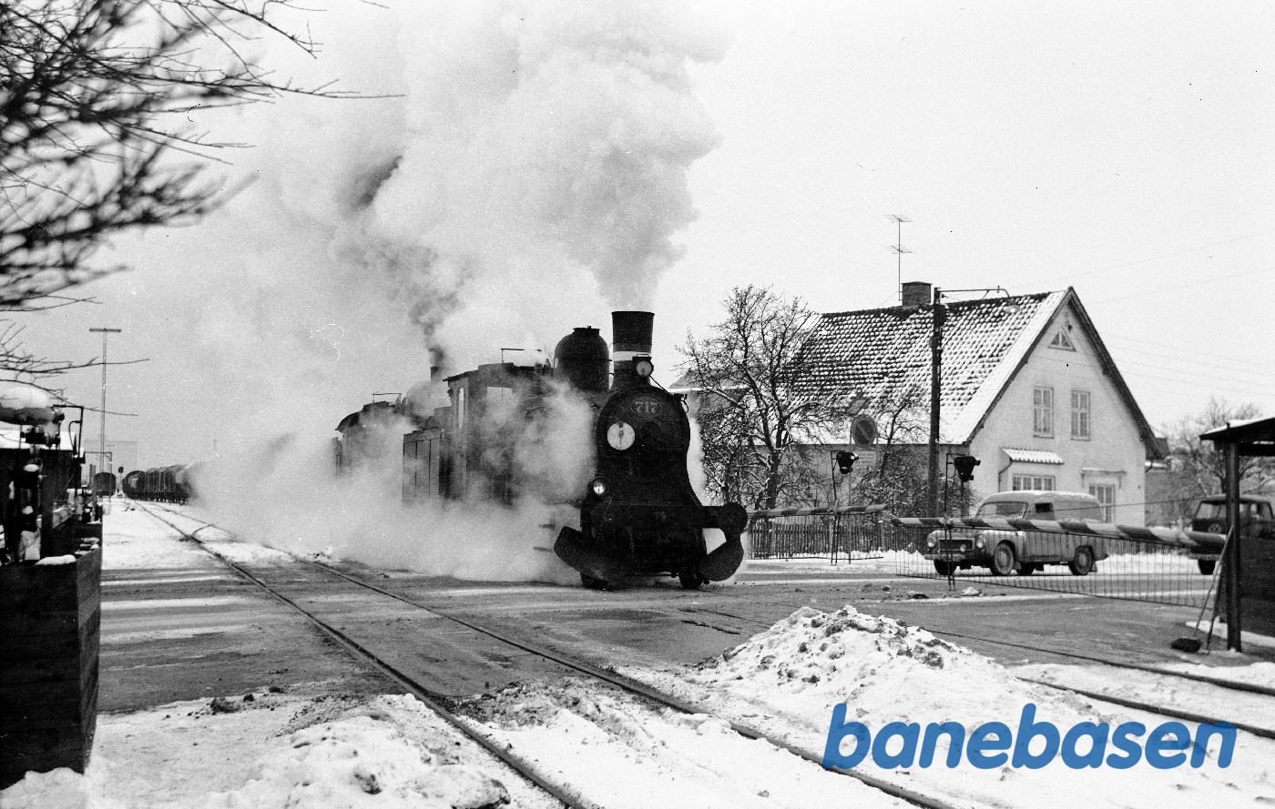 Damplokomotiver C 717 + D-maskine med 900 t gødningstog under udkørsel Damplokomotiver C 717 + D-maskine med 900 t gødningstog under udkørsel