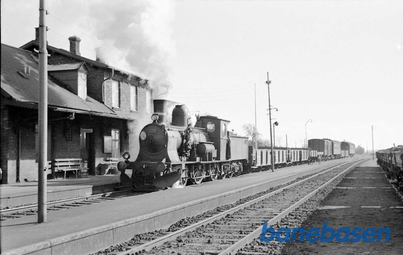 Damplokomotiv C 712 med godstog med ballastvogne Damplokomotiv C 712 med godstog med ballastvogne