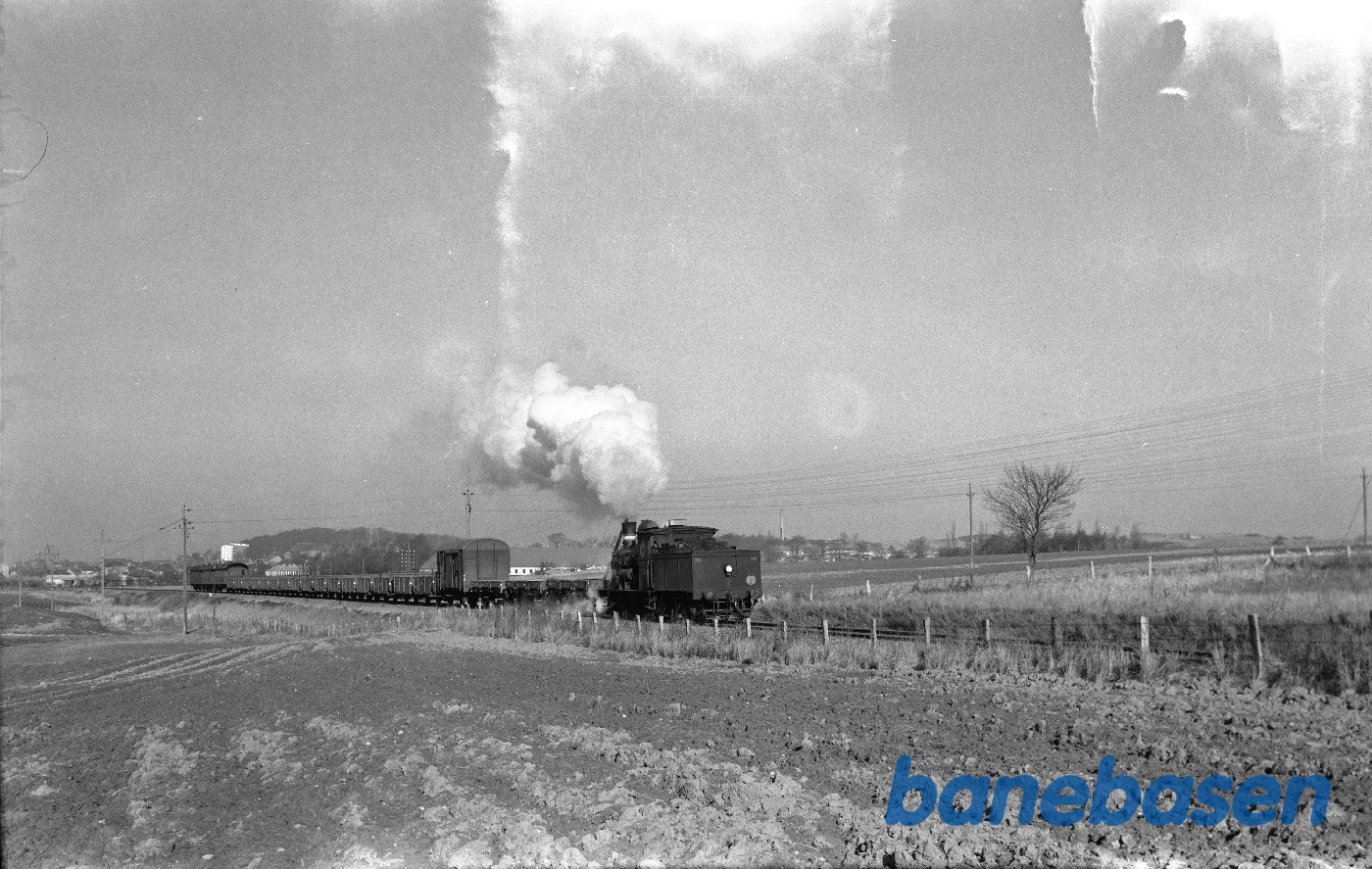 Damplokomotiv C 717 (med tender forrest) med godstog kort efter Kalundborg Damplokomotiv C 717 (med tender forrest) med godstog kort efter Kalundborg