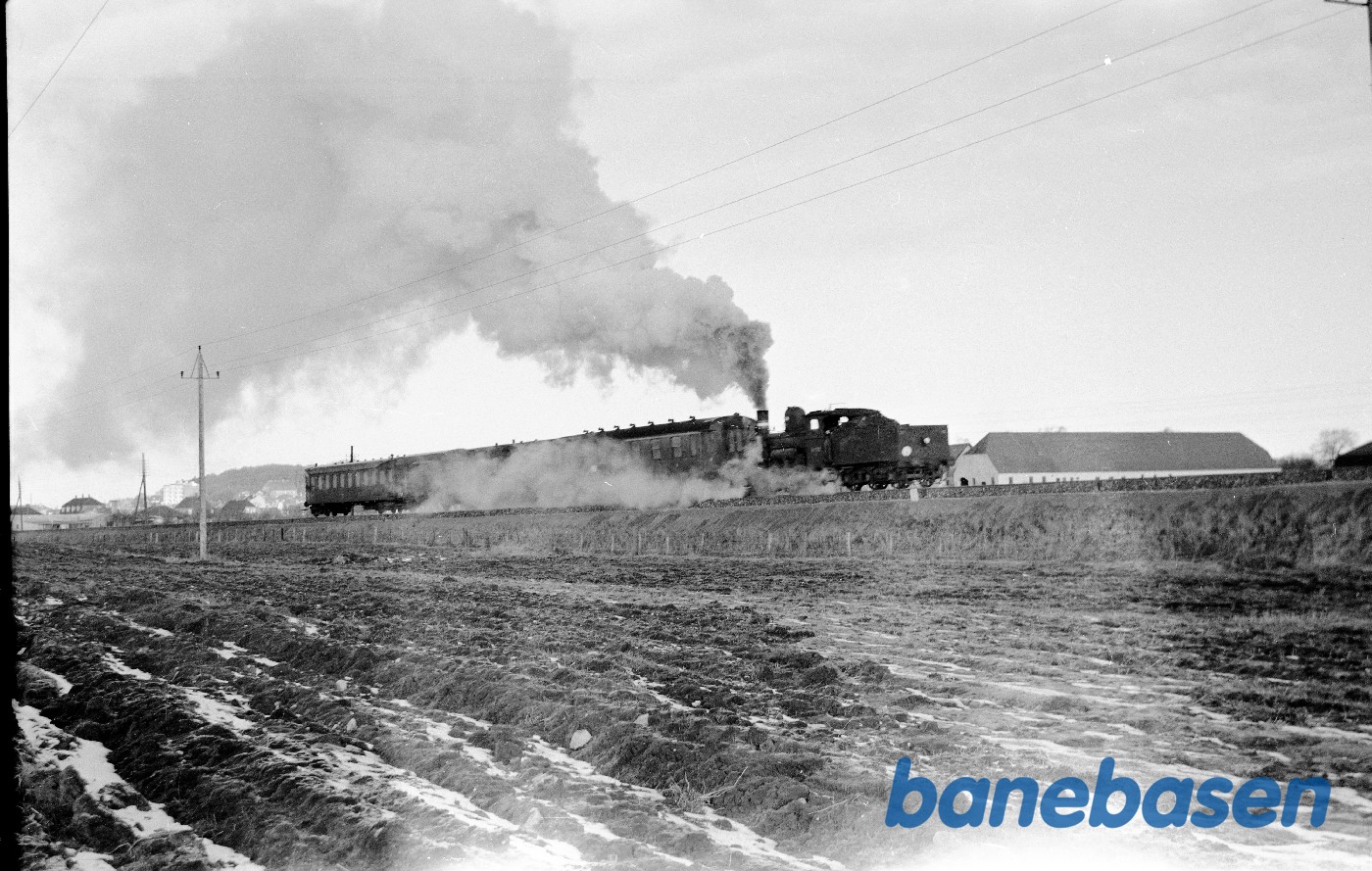 Damplokomotiv Litra C (med tender forrest) med persontog kort efter Kalundborg Damplokomotiv Litra C (med tender forrest) med persontog kort efter Kalundborg
