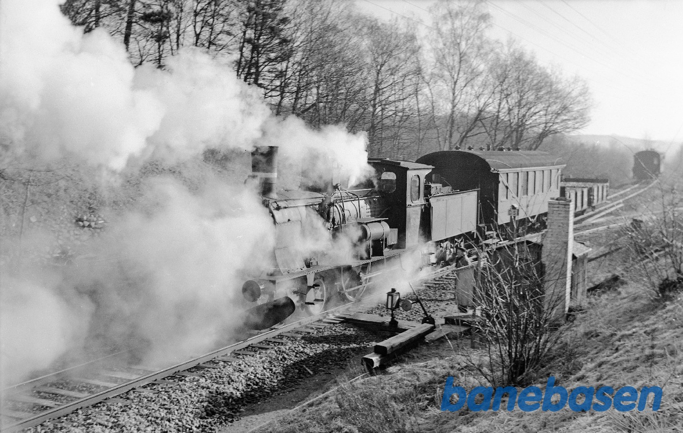 Damplokomotiv C 712 rangerer ved Avnsøgård sidespor Damplokomotiv C 712 rangerer ved Avnsøgård sidespor