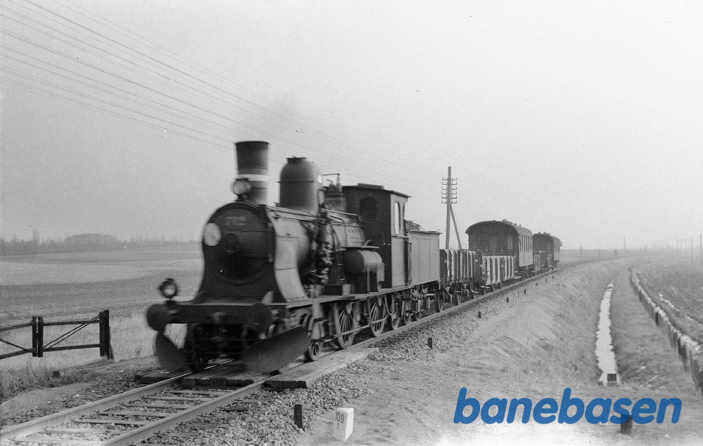 Damplokomotiv C 712 med godstog kort før Kalundborg Damplokomotiv C 712 med godstog kort før Kalundborg