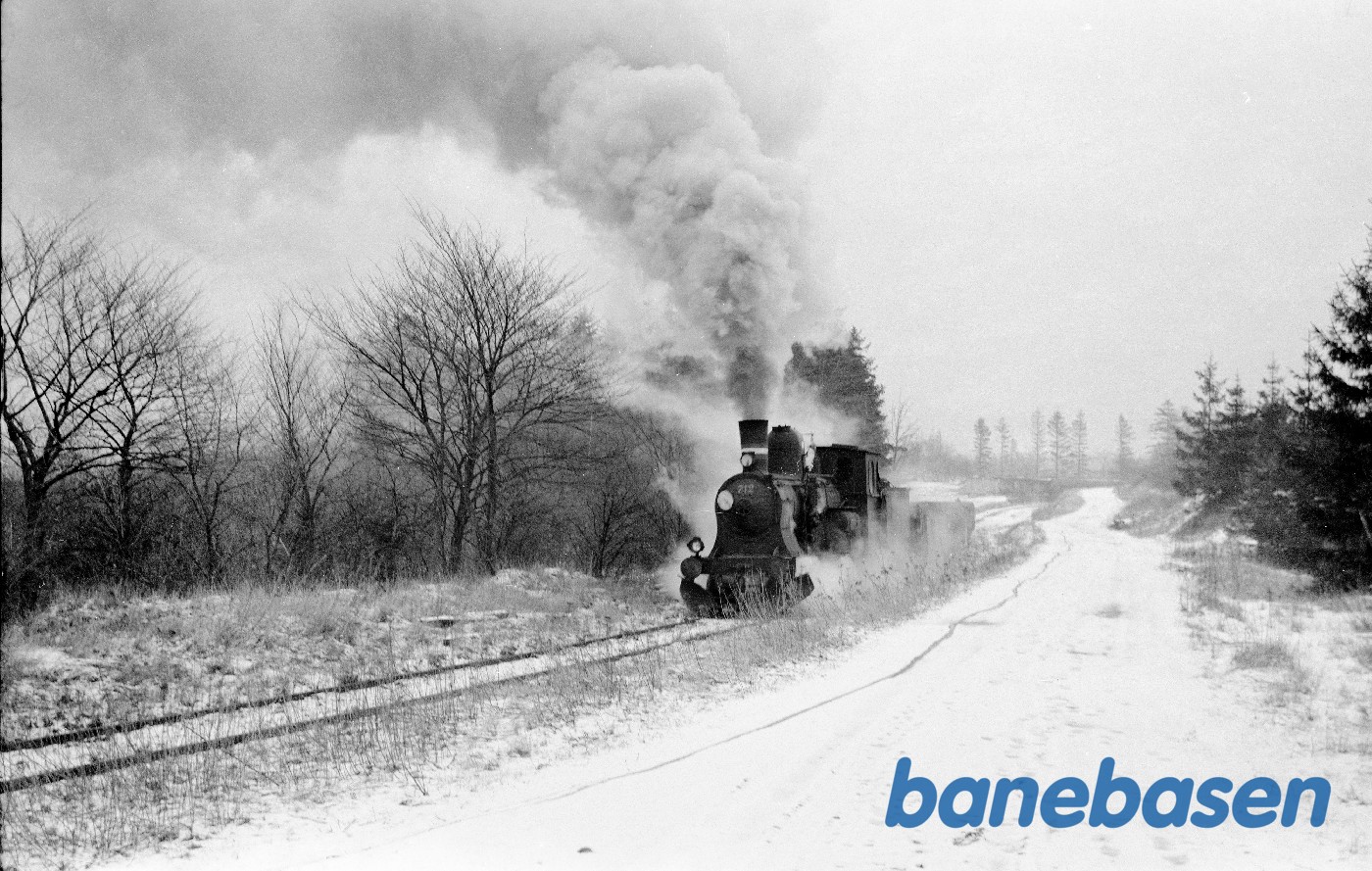 Damplokomotiv C 712 rangerer ved Avnsøgård sidespor Damplokomotiv C 712 rangerer ved Avnsøgård sidespor