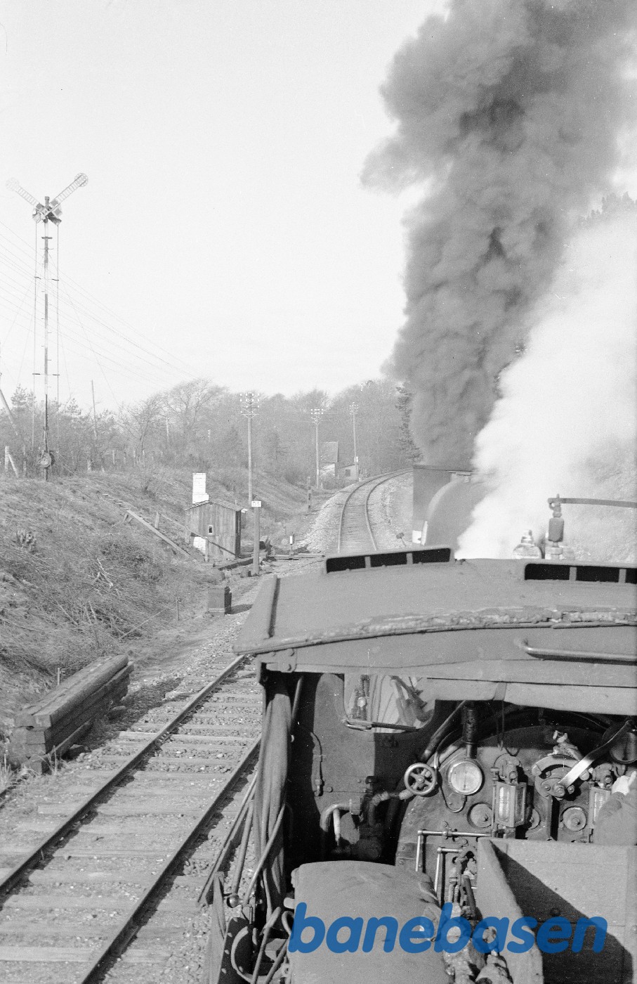 Damplokomotiv C 712 rangerer ved Avnsøgård sidespor. Udsigt fra tenderen Damplokomotiv C 712 rangerer ved Avnsøgård sidespor. Udsigt fra tenderen