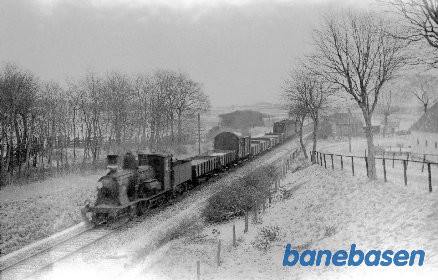 Damplokomotiv Litra C med godstog kort før Kalundborg Damplokomotiv Litra C med godstog kort før Kalundborg