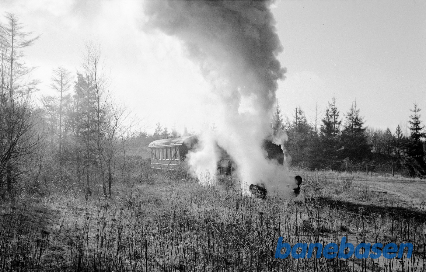 Damplokomotiv C 712 rangerer ved Avnsøgård sidespor Damplokomotiv C 712 rangerer ved Avnsøgård sidespor