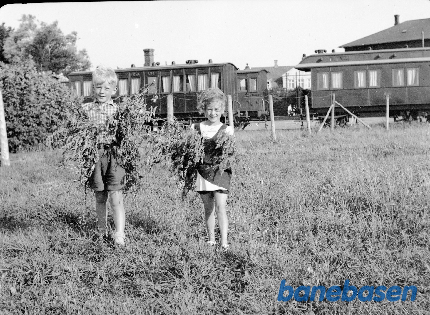 Børn poserer foran SNB AB 10 på Faaborg station Børn poserer foran SNB AB 10 på Faaborg station