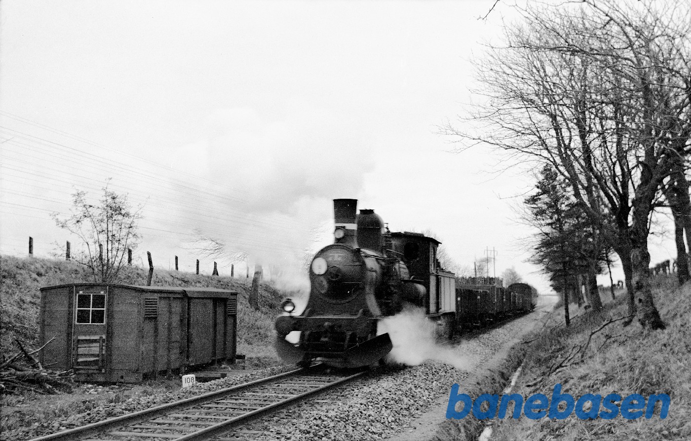 Damplokomotiv C 717 med godstog kort før Kalundborg Damplokomotiv C 717 med godstog kort før Kalundborg