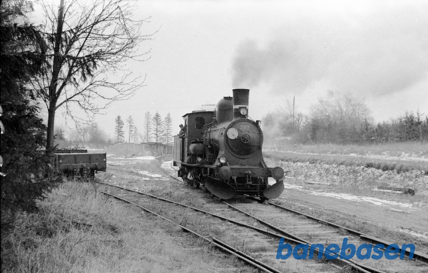 Damplokomotiv C 712 rangerer ved Avnsøgård sidespor Damplokomotiv C 712 rangerer ved Avnsøgård sidespor