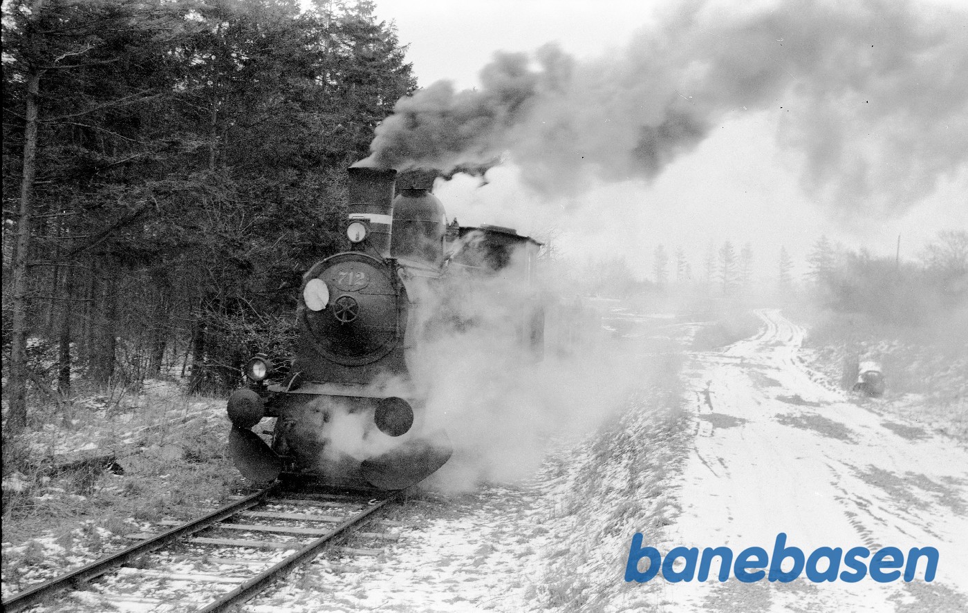 Damplokomotiv C 712 rangerer ved Avnsøgård sidespor Damplokomotiv C 712 rangerer ved Avnsøgård sidespor