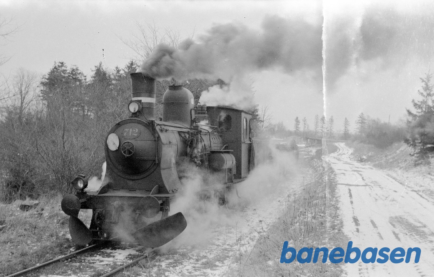 Damplokomotiv C 712 rangerer ved Avnsøgård sidespor Damplokomotiv C 712 rangerer ved Avnsøgård sidespor