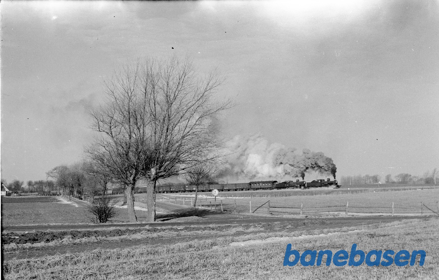 Damplokomotiv Litra C + D med godstog kort efter Kalundborg Damplokomotiv Litra C + D med godstog kort efter Kalundborg