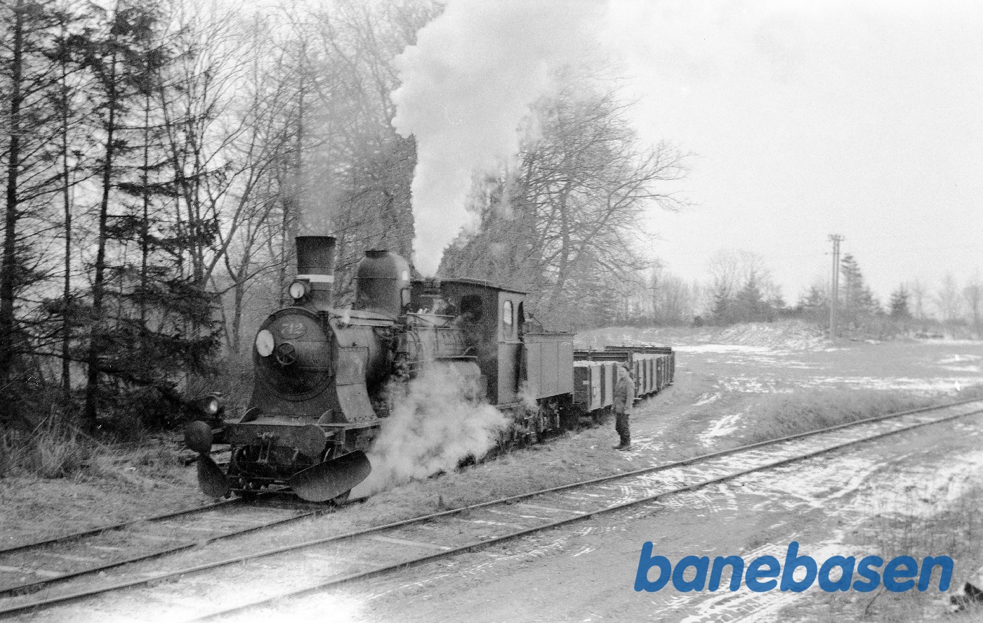 Damplokomotiv C 712 rangerer ved Avnsøgård sidespor Damplokomotiv C 712 rangerer ved Avnsøgård sidespor