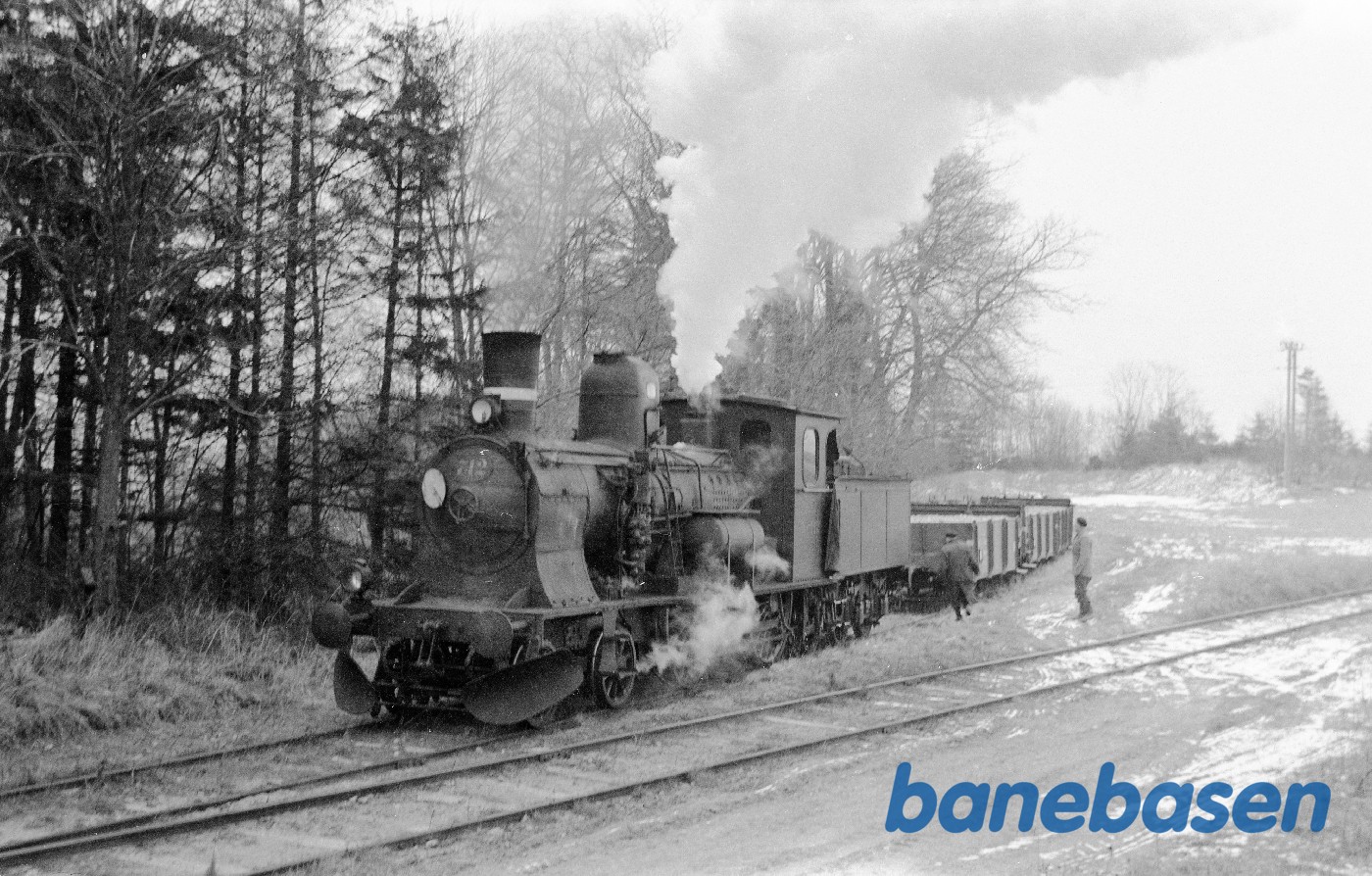 Damplokomotiv C 712 rangerer ved Avnsøgård sidespor Damplokomotiv C 712 rangerer ved Avnsøgård sidespor