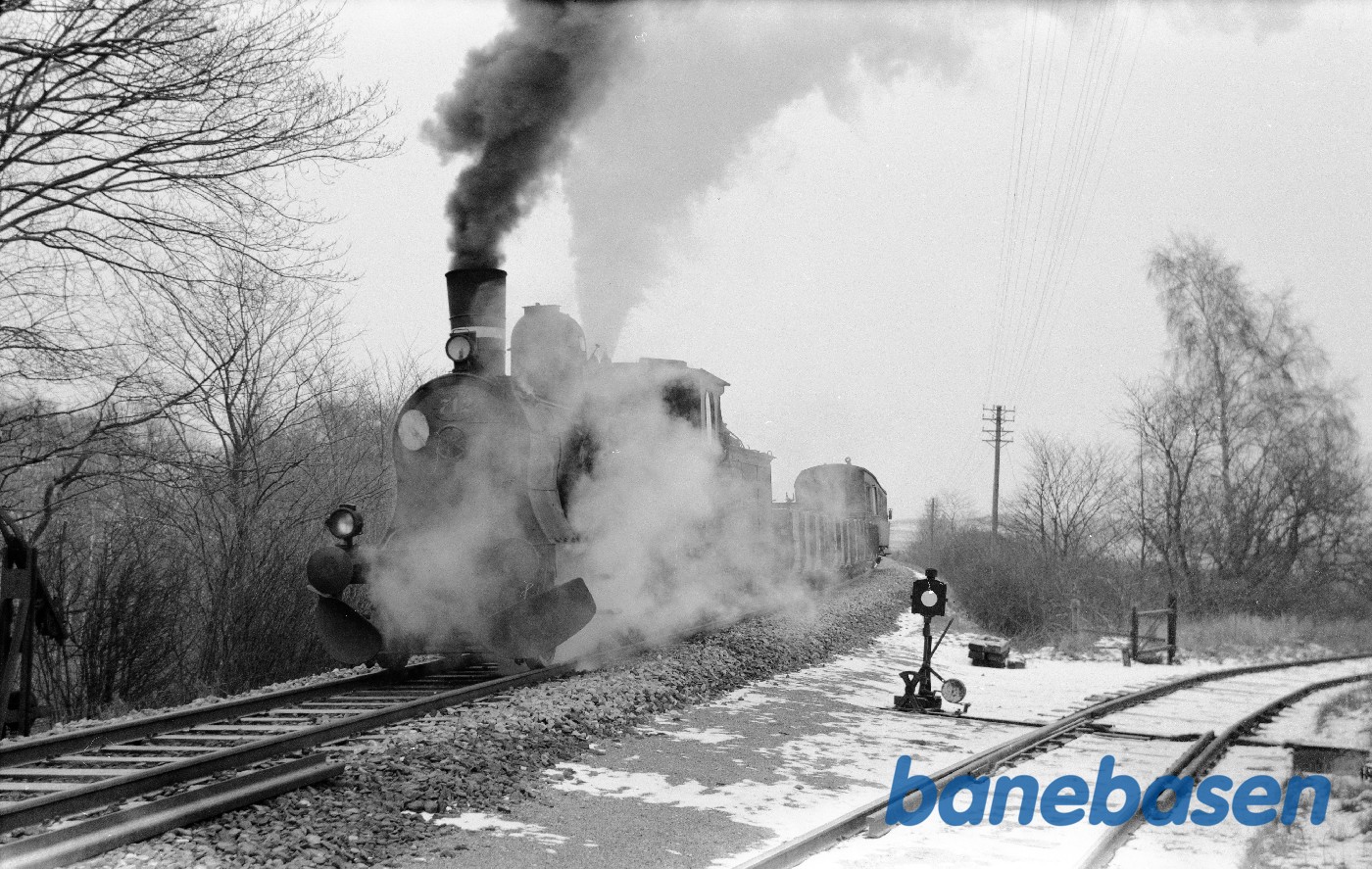 Damplokomotiv C 712 rangerer ved Avnsøgård sidespor Damplokomotiv C 712 rangerer ved Avnsøgård sidespor