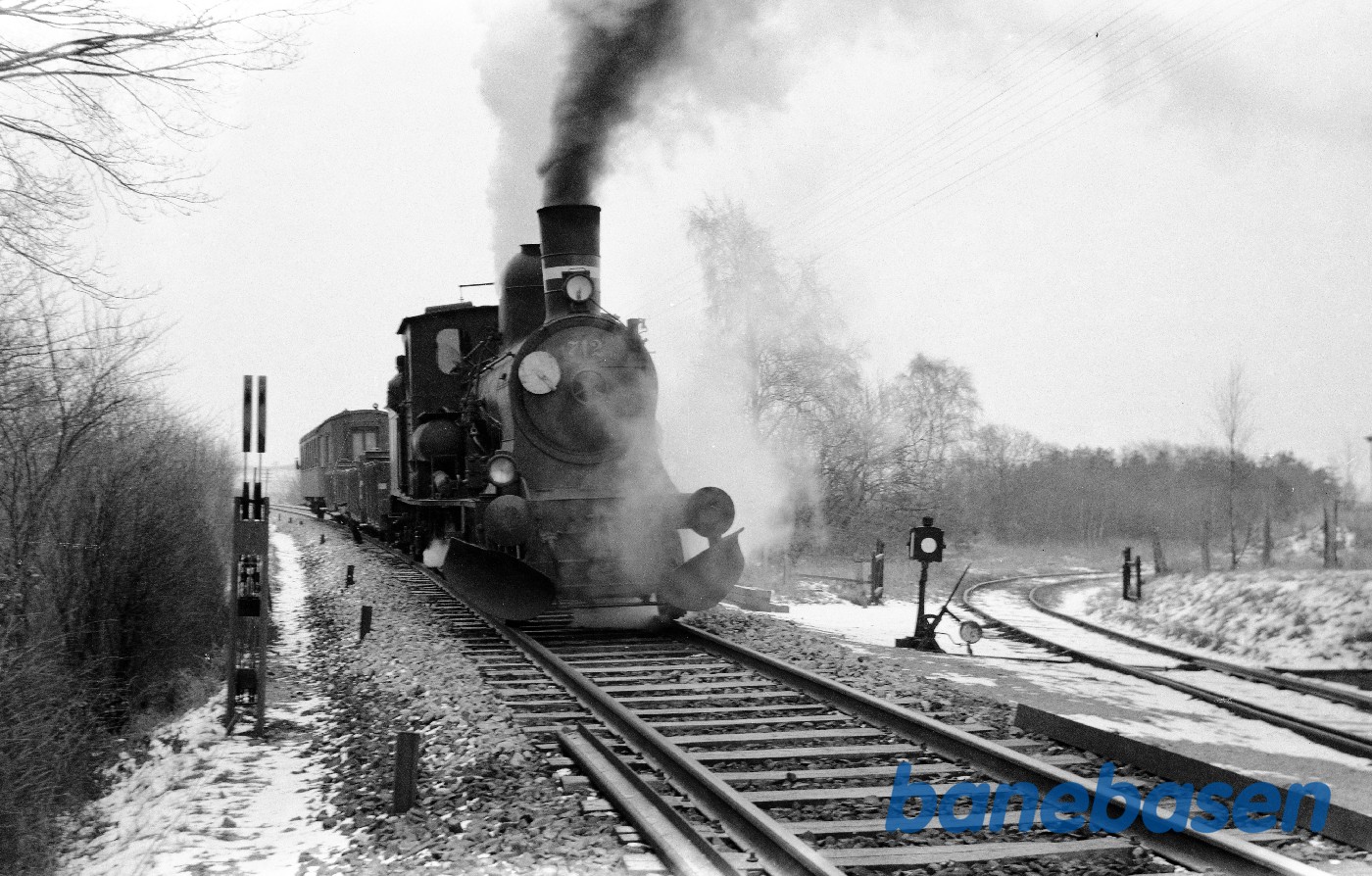 Damplokomotiv C 712 rangerer ved Avnsøgård sidespor Damplokomotiv C 712 rangerer ved Avnsøgård sidespor