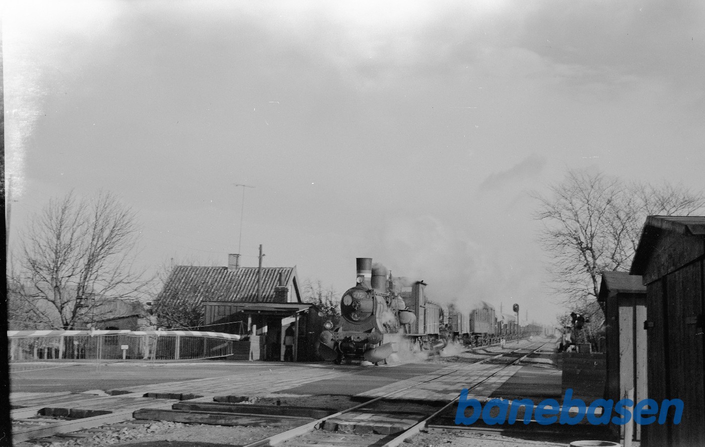 Damplokomotiv C 717 + D-maskine med godstog under indkørsel til Kalundborg Damplokomotiv C 717 + D-maskine med godstog under indkørsel til Kalundborg