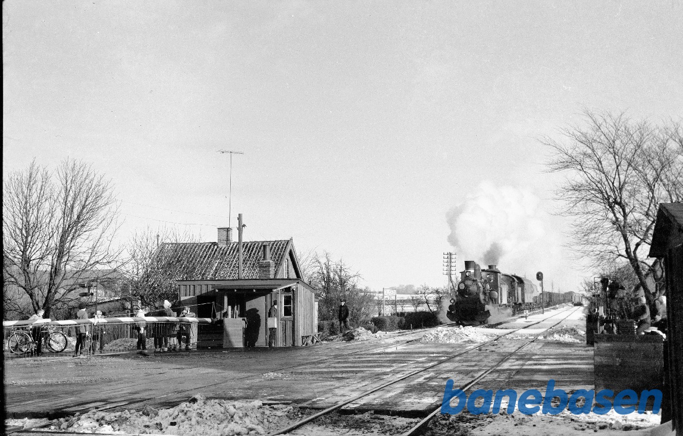 Damplokomotiv C 717 + D-maskine med godstog under indkørsel til Kalundborg Damplokomotiv C 717 + D-maskine med godstog under indkørsel til Kalundborg