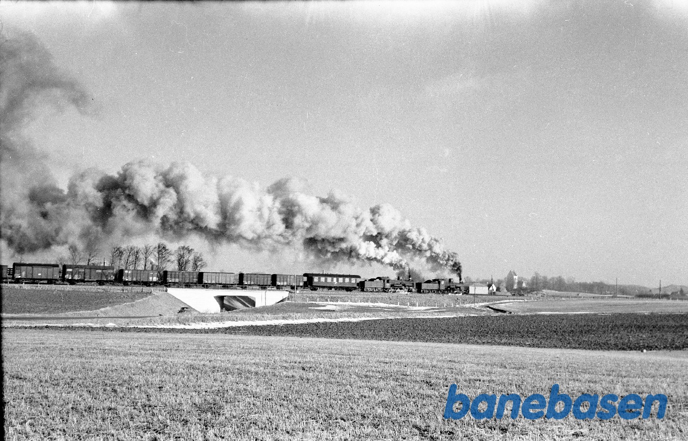 Damplokomotiv Litra C + D maskine med godstog passerer bro over Hovvejen, øst for Kalundborg Damplokomotiv Litra C + D maskine med godstog passerer bro over Hovvejen, øst for Kalundborg