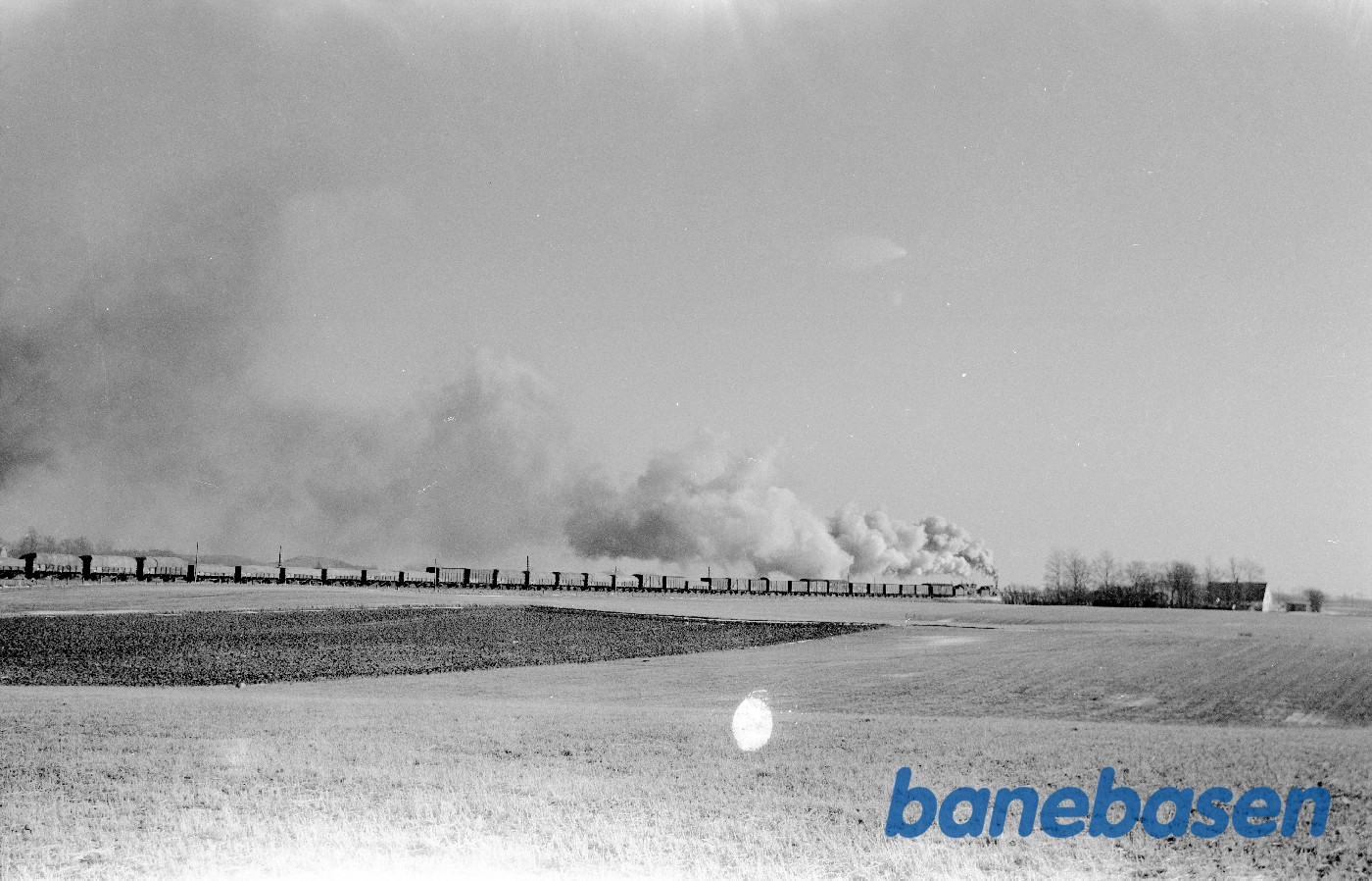 Damplokomotiv Litra C + D med godstog, øst for Kalundborg Damplokomotiv Litra C + D med godstog, øst for Kalundborg