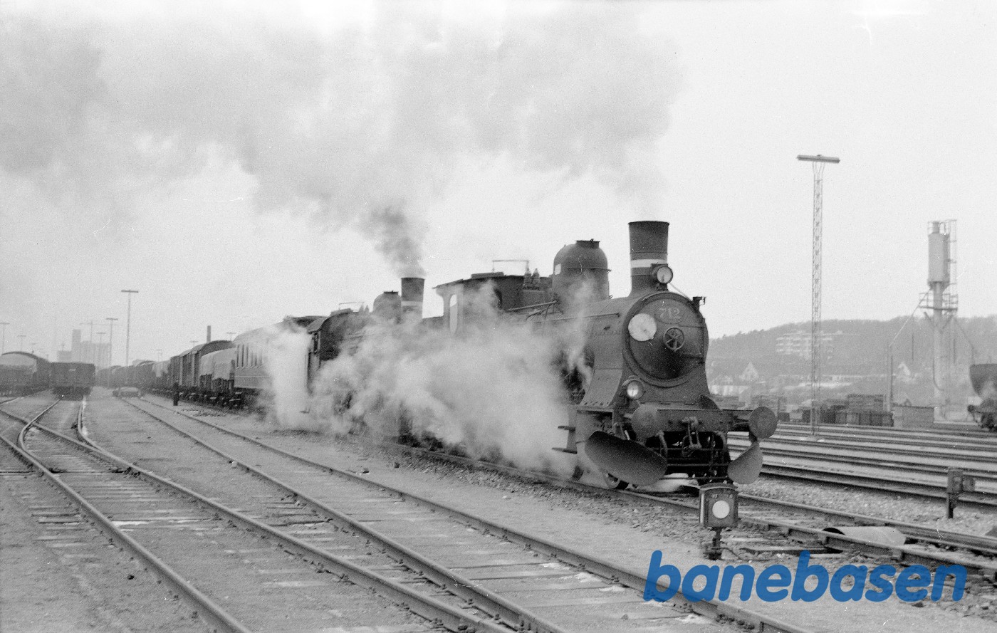 Damplokomotiv Litra C 712 + D med godstog i Kalundborg Damplokomotiv Litra C 712 + D med godstog i Kalundborg