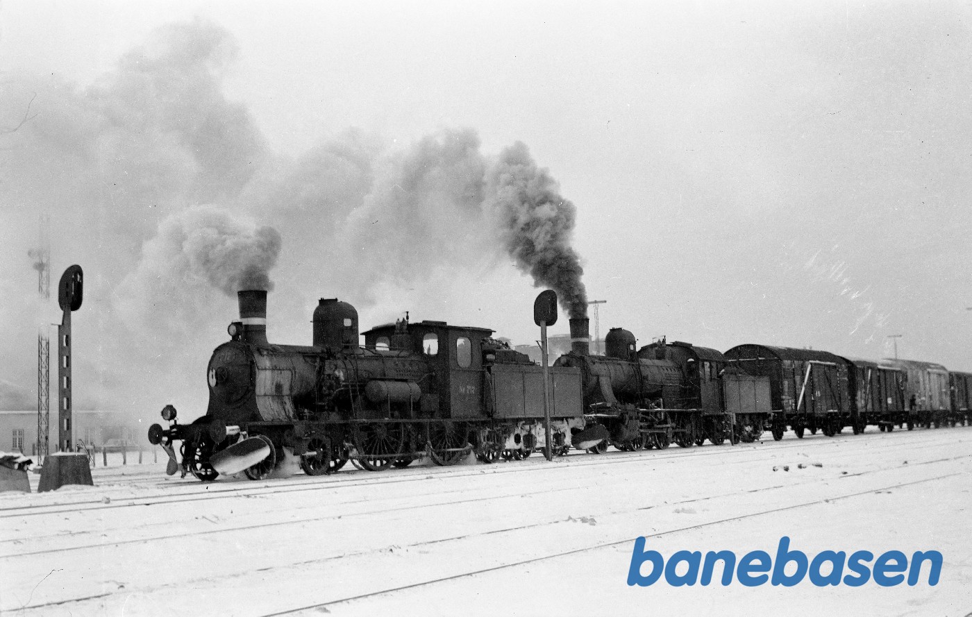 Damplokomotiv C 717 + D-maskine med 900 t gødningstog Damplokomotiv C 717 + D-maskine med 900 t gødningstog