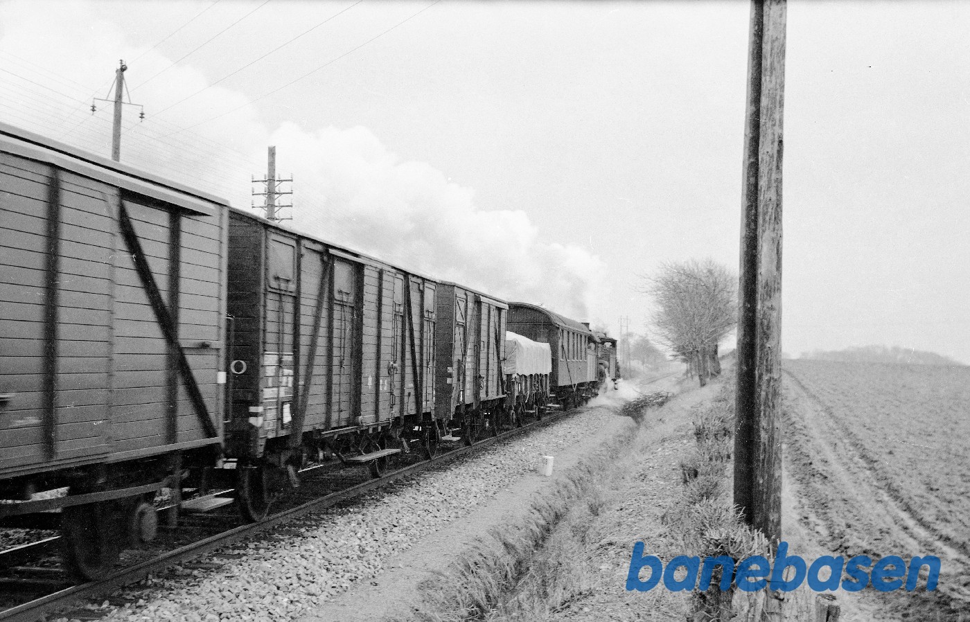 Damplokomotiv C 712 + D-maskine med godstog kort efter Kalundborg Damplokomotiv C 712 + D-maskine med godstog kort efter Kalundborg