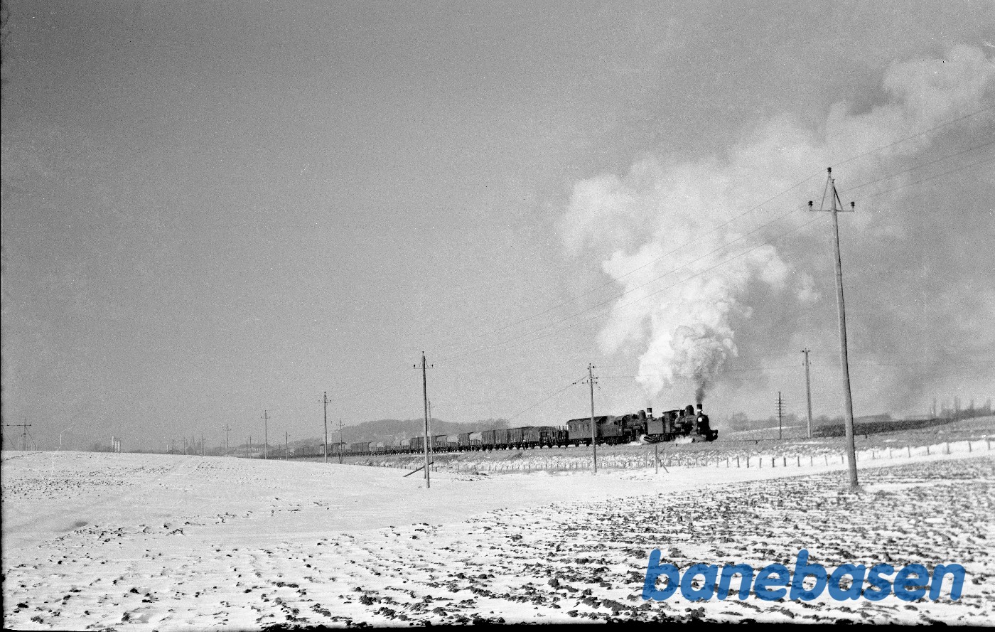 Damplokomotiv C 712 + D-maskine med godstog kort efter Kalundborg Damplokomotiv C 712 + D-maskine med godstog kort efter Kalundborg
