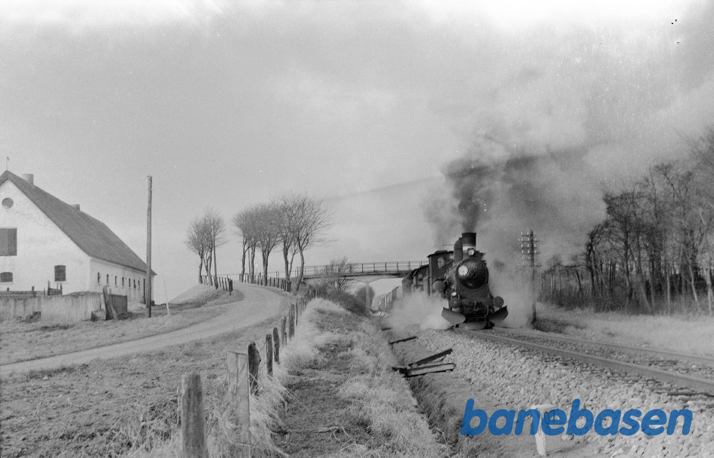 Damplokomotiv C 712 + D-maskine med godstog kort efter Kalundborg Damplokomotiv C 712 + D-maskine med godstog kort efter Kalundborg