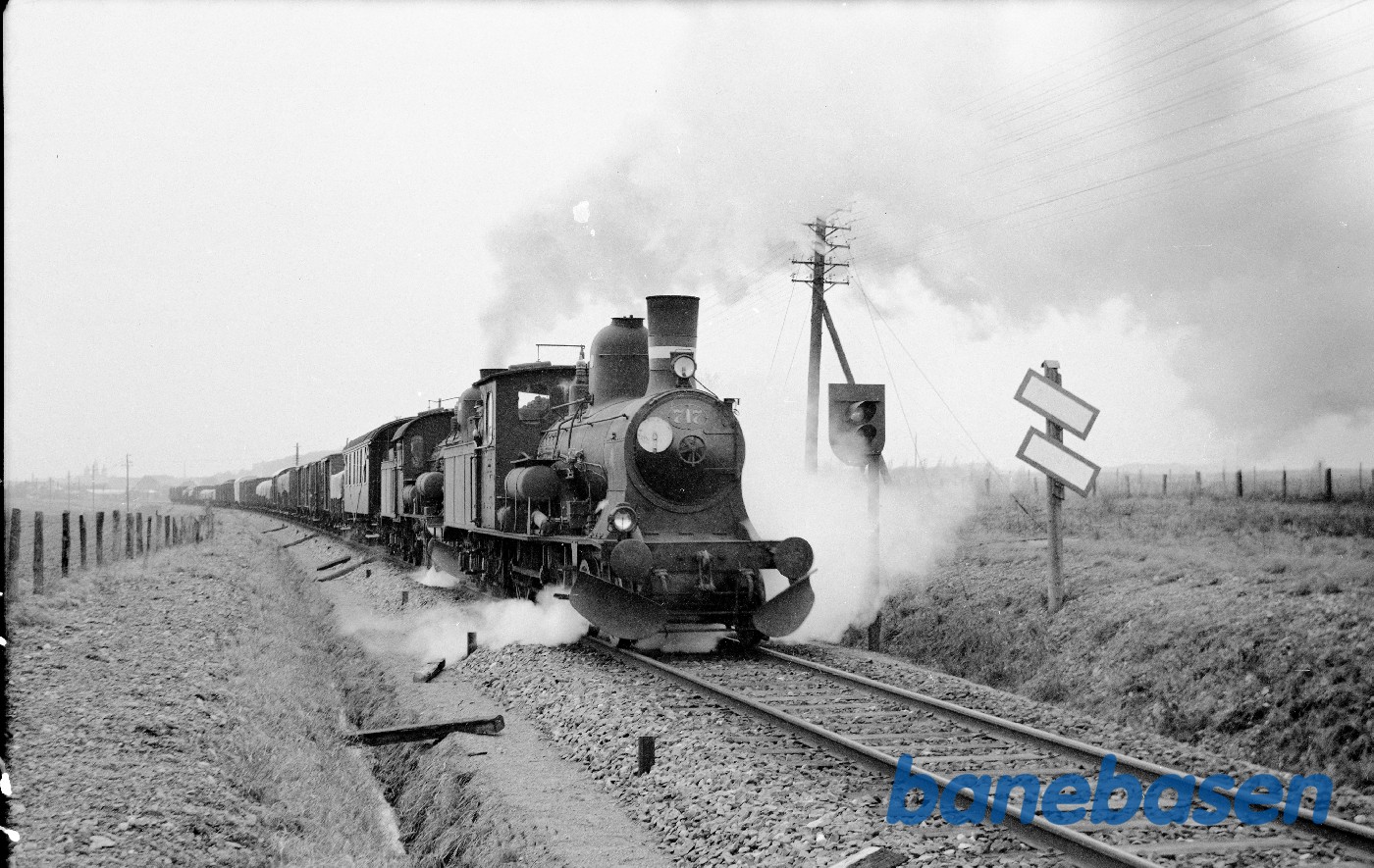 Damplokomotiv C 717 + D-maskine med godstog kort efter Kalundborg Damplokomotiv C 717 + D-maskine med godstog kort efter Kalundborg