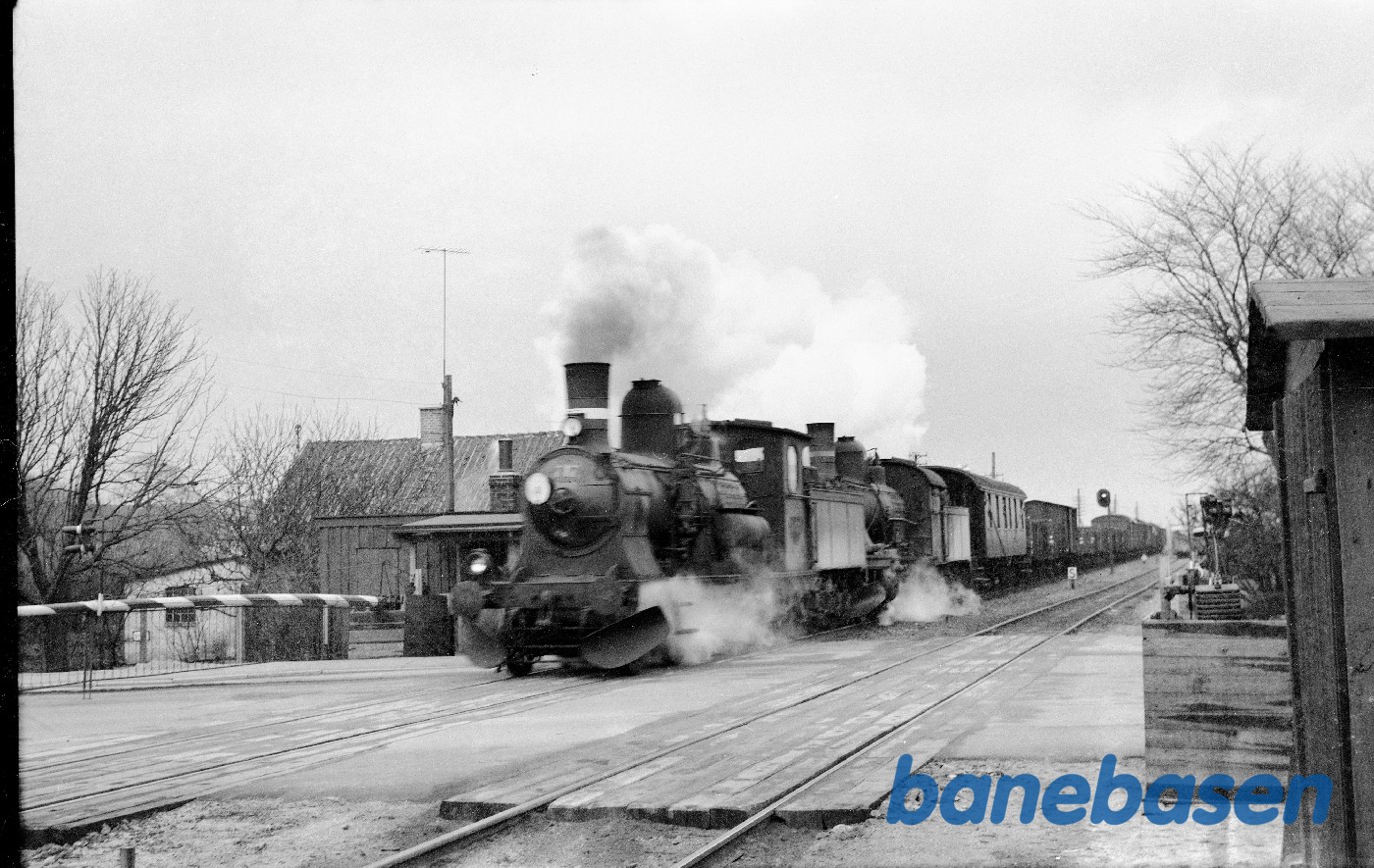 Damplokomotiver C 717 + D-maskine med godstog under indkørsel til kalundborg Damplokomotiver C 717 + D-maskine med godstog under indkørsel til kalundborg