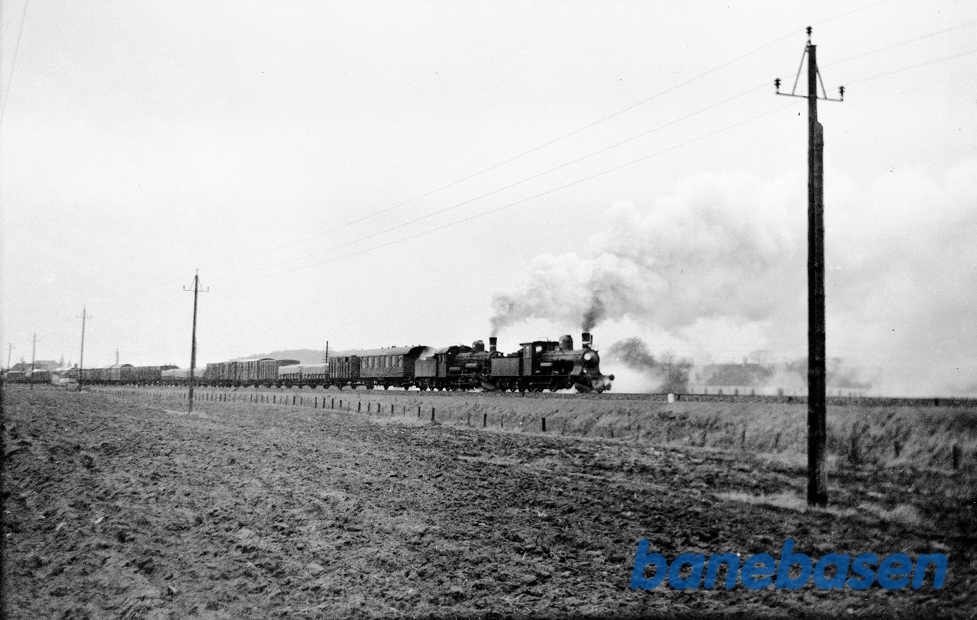 Damplokomotiver C + D maskine med godstog, øst for Kalundborg Damplokomotiver C + D maskine med godstog, øst for Kalundborg