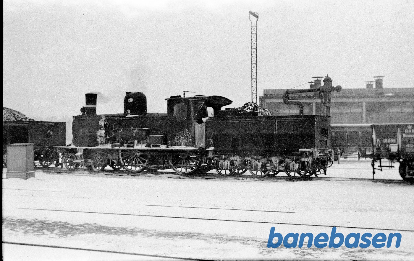 Damplokomotiv C 712 ved makindepotet i Kalundborg (I snevejr) Damplokomotiv C 712 ved makindepotet i Kalundborg (I snevejr)