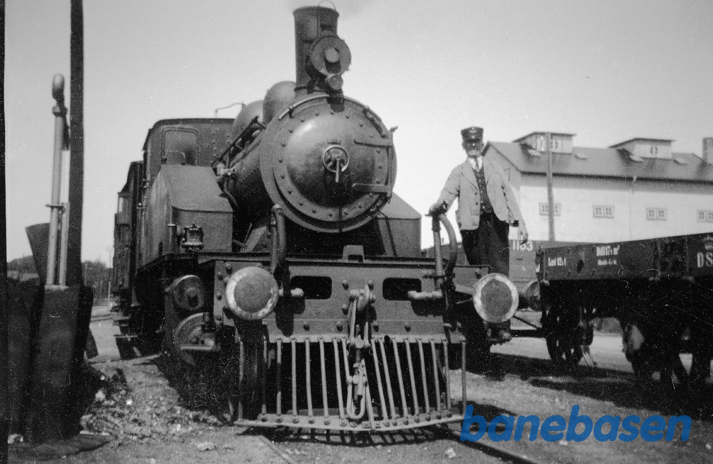 Damplokomotiv OKMJ 4 i Kerteminde med mørklægningslys og hvide pufferskiver Damplokomotiv OKMJ 4 i Kerteminde med mørklægningslys og hvide pufferskiver