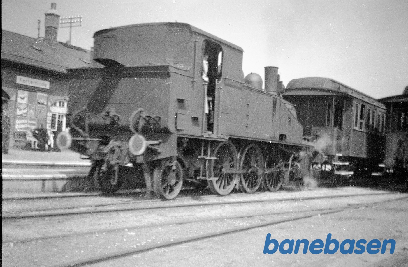 Damplokomotiv OKMJ 4 i Kerteminde med mørklægningslys og hvide pufferskiver Damplokomotiv OKMJ 4 i Kerteminde med mørklægningslys og hvide pufferskiver