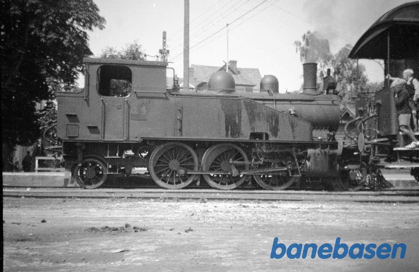 Damplokomotiv OKMJ 4 i Kerteminde med mørklægningslys og hvide pufferskiver Damplokomotiv OKMJ 4 i Kerteminde med mørklægningslys og hvide pufferskiver